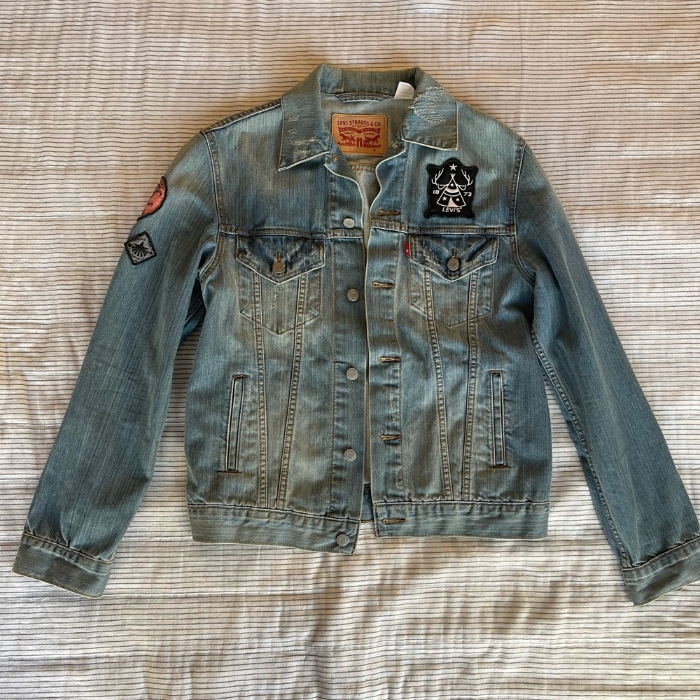 Levi’s jean jacket w/ patches